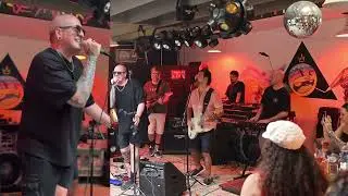 Mashup do Pesado: Feel Good Inc (Gorillaz) e Mun R&aacute; (Sabotage) ao vivo.