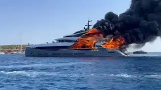 Incendio su uno yacht al largo di Formentera: fiamme alte e fumo nero si levano dalla cabina