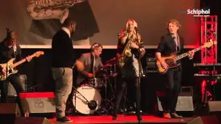Candy Dulfer & modeshow op Schiphol Plaza
