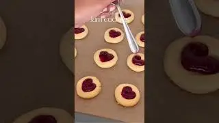 Heart-shaped raspberry jam cookies | Biscuits &agrave; la confiture de framboise en forme de coeur