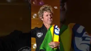 CAD&Ecirc; O CPF? Billie Joe com a bandeira do Brasil! | #Shorts