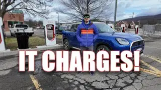 Зарядка электромобиля MINI Countryman на станции быстрой зарядки Tesla Supercharger