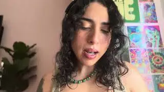 Люблю читать❤️‍🔥￼Задумчиво, когда противоположности притягиваются