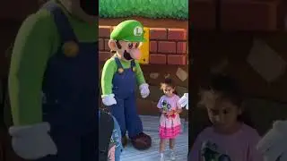 Luigi was freighted by a girl with a dinosaur toy! Super Nintendo World Universal Studios Hollywood