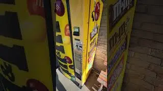 Arcadia Auctions #4: (working) NICE Vendo V669 M & M 10 selection refrigerated candy vending machine