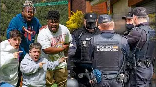 LOS VECINOS LLAMAN A LA POLICÍA POR LOS PAYASOS ASESINOS!!! *NOS LLEVAN A LA CARCEL*