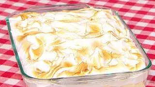 Postre de crema, banana y merengue