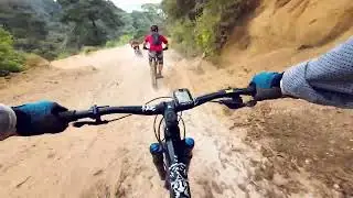 Bajando a toda velocidad en MTB Enduro