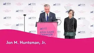 Джон М. Хантсман-младший принимает награду Asia Game Changer Award 2025