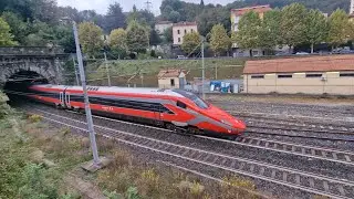 Treni in Stazione di Ronco Scrivia sulla Linea dei Giovi Genova - Torino / Milano;