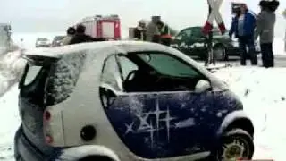 Chaos auf den Strassen: Zahlreiche Unfaelle durch Schneeglaette