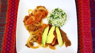 Bistec de res frito con tomate y cebolla guatemalteco, rico y delicioso.