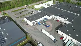 Två lastbilar letar sig fram till samma företag – Gjord med Clipchamp