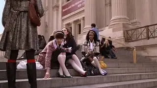 Gossip girl season 1 episode 1 - Pilot. Serena van der Woodsen and Blair Waldorf. @GossipGirl2007