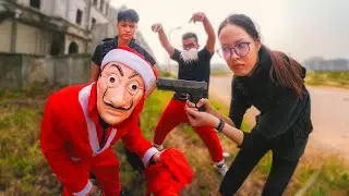 THE CHRISTMAS HEIST - I STOLE SANTA'S GIFT AND GOT CAUGHT BY POLICE! (Funny ParkourPOV Chase)