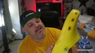 Демонстрация классических кроссовок Crocs желто-лимонного цвета