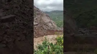 Huge landslides in Samroli udhampur #jammusrinagarhighway  #samroli #landslide  #roadblocked #shorts
