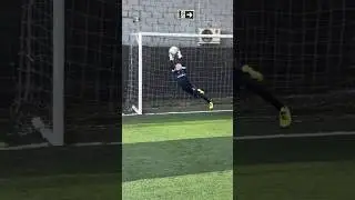 Entra&icirc;nement intensif pour un jeune gardien de but. #football #shorts
