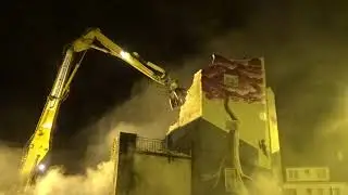 Démolition de nuit d'un bâtiment Place Nazareth à Vannes DBS