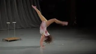 Phoebe Grove - Handbalance