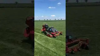 Это автономная газонокосилка от Exmark. Никто не управляет ею! 🦾🌱#робот #уходзалужением