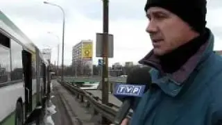 Płonący autobus na wiadukcie