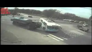 КАМАЗ протаранил троллейбус KAMAZ rammed the trolley