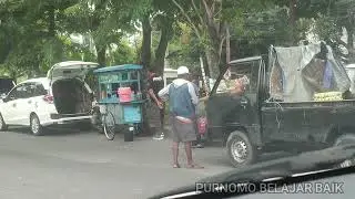 KEBAIKAN PENJUAL BAKSO .SATU MANGKO BAKSO DIKASIH HARGA SATU JUTA.PEMUDA LAPAR DAPAT GRATIS
