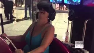 Mulher se desespera ao testar montanha-russa virtual no RJ