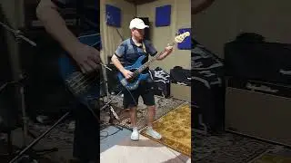 Як звучить бас гітара SUB Sterling у фірмовий комбо.