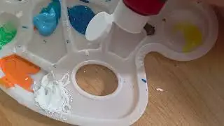 Раскрашивание самодельных украшений из соленого теста.