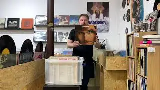 Digging Vinyl / Zwei Bunte Schallplattensammlungen für den Plattenladen „Basementfortyfive“