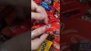 Snacks splash /kitkat/ sneakers /Asmr/ Satisfying #asmrsounds#spalsh #snacks #satisfying #sweets