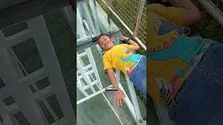 Ketika Mama Kaget Liat Ara Tiduran Di Jembatan Kaca Kemuning Sky Hills. Suka Tidur Di Sini Ma 😴🤷&zwj;♀️
