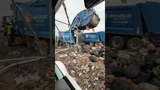 garbage truck republic services dumping trash #garbage #trash #garbagetruck #garbagefree