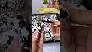 Chewy and moist Chocolate Crinkles| #chocolate #crinkles #cookies