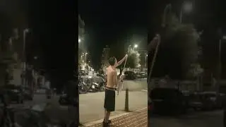 A un amigo le peta un cohete en la mano.