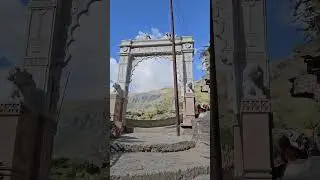 Isi dwar se pandav swarg ki aur gaye the🙏 #allindiaroadtrip #badrinath #manavillage #pandavas