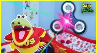 GIANT FIDGET SPINNER TOY visits Gus the Gummy Gator and Hunt for magical fidget spinner