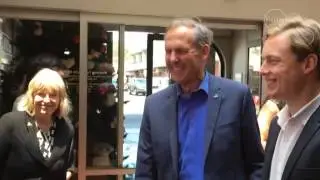 Bob Brown picking up a vibe from Greens campaign in Victoria