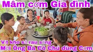 Vịt kho sả rau sống tại Nhà Mời Ông Bà Cô Chú dùng cơm trưa cùng GĐ Khánh Nguyễn và Phong Nguyễn. 