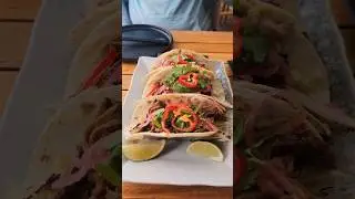 Lunch on the Hawaiian coast! The Crouching Lion! Fresh fish and brisket tacos! 🦐🌮🤙🏾🏖#hawaii #oahu