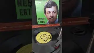 Neşet Ertaş Güvercin donunda oturur