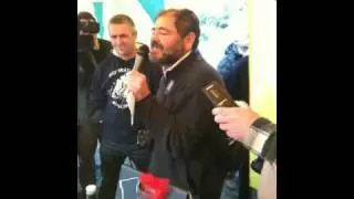 Filippo Crudele declama poesie in omaggio degli ospiti sardi