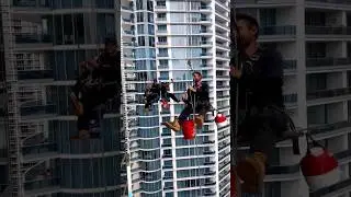 Miami, FL#windowcleaning #ropeaccess #miami #soflo #florida #highrise #windowcleaner🥷🥷