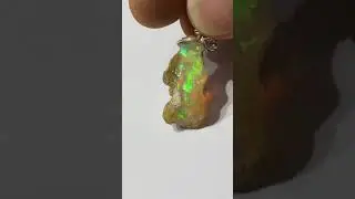 Opale nobile. Ciondolo artigianale con filo d&rsquo;argento