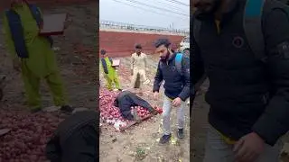 Vegetables market prank #funny #youtubeshorts #comedy #prank #shorts #funnyvideo