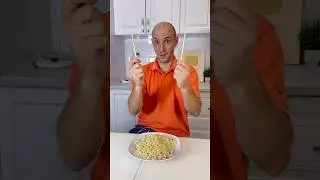 Я научила ее есть палочками😁 #шорты #тикток