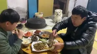 终于又下雪了，这场雪才有点冬天的样子，堆个雪人打个雪仗