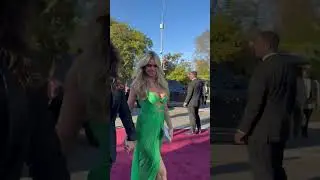 Heidi Klum makes the #GoldenGlobes red carpet her runway. ✨